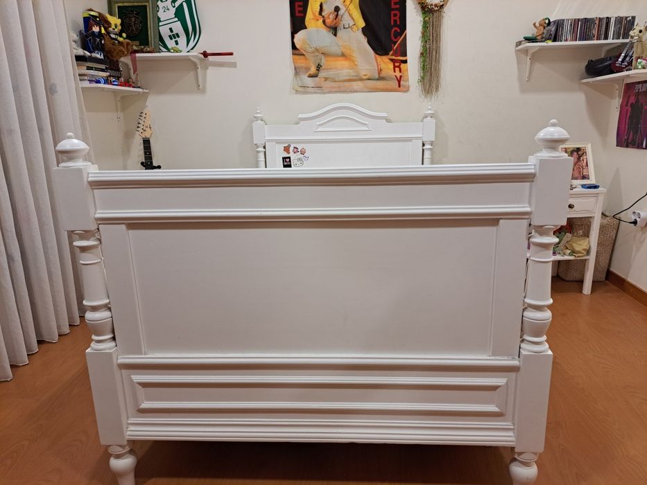 Cama e mesa de cabeceira branca
