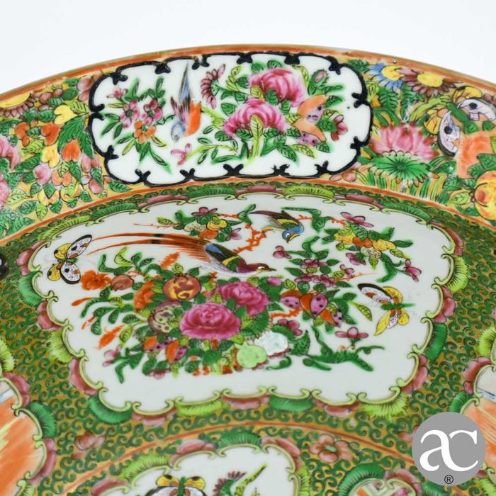 Grande bacia decoração Mandarim, policromada e dourada reinado Guangxu