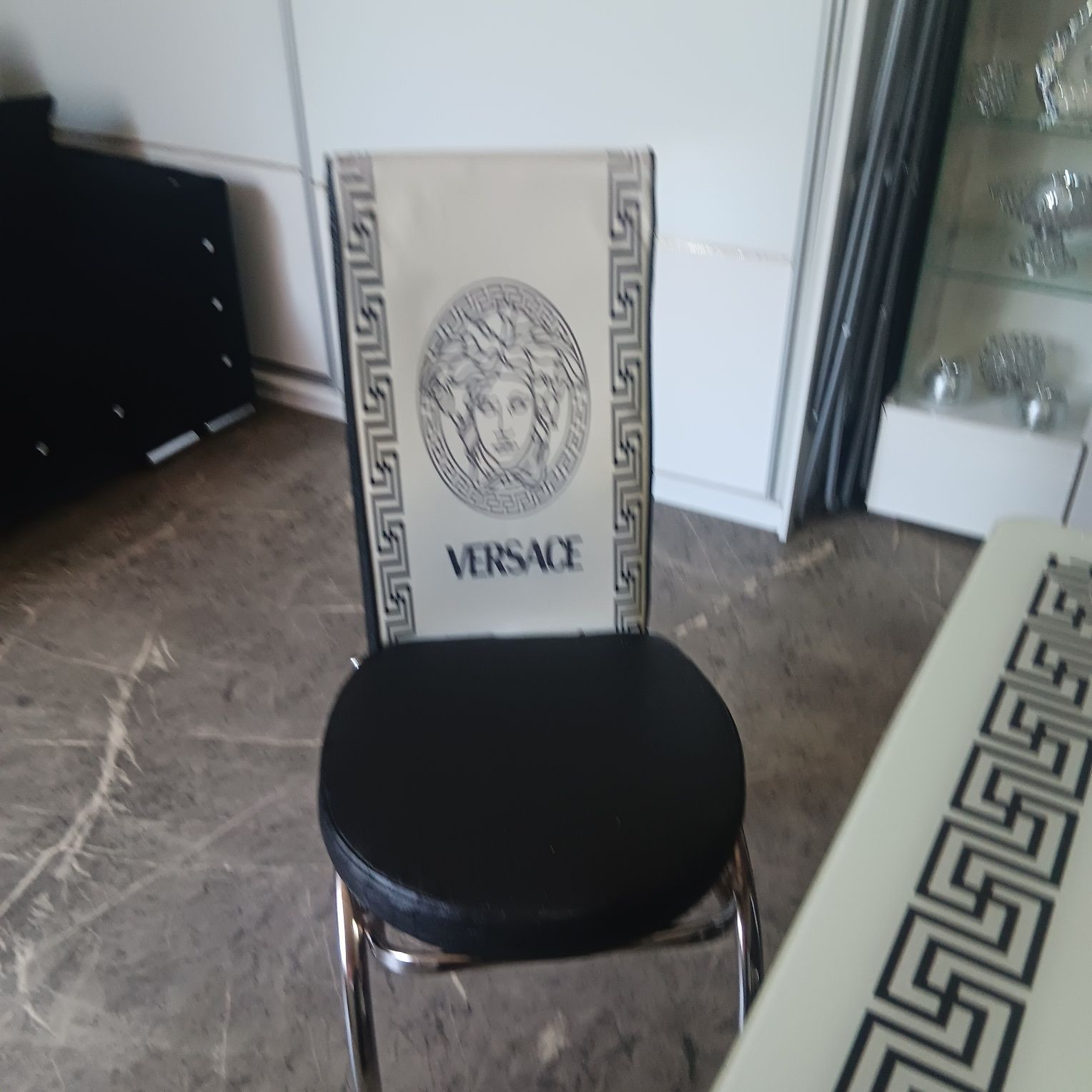 Stół z krzesłami w stylu versace