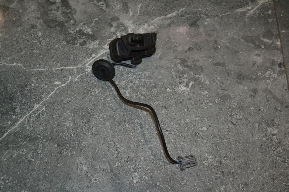 VW AUDI SEAT SKODA SIŁOWNIK WLEWU KLAPKI PALIWA 5N0810773D