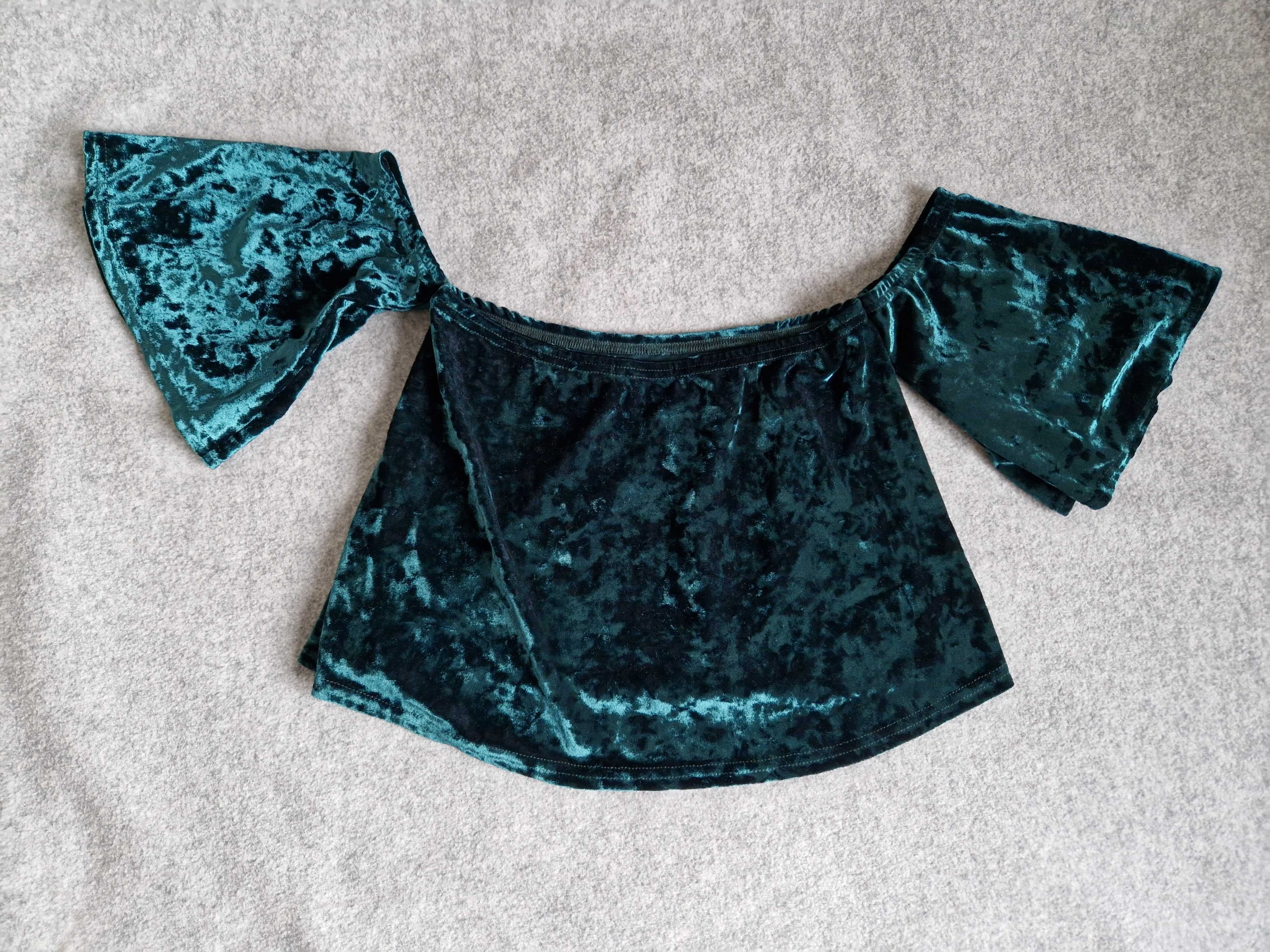 Welurowy crop top z odkrytymi ramionami