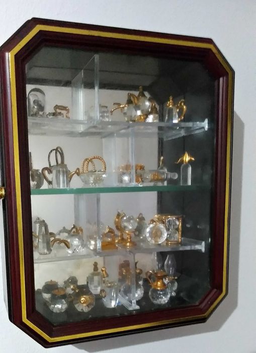 Coleção de miniaturas em cristal e dourado