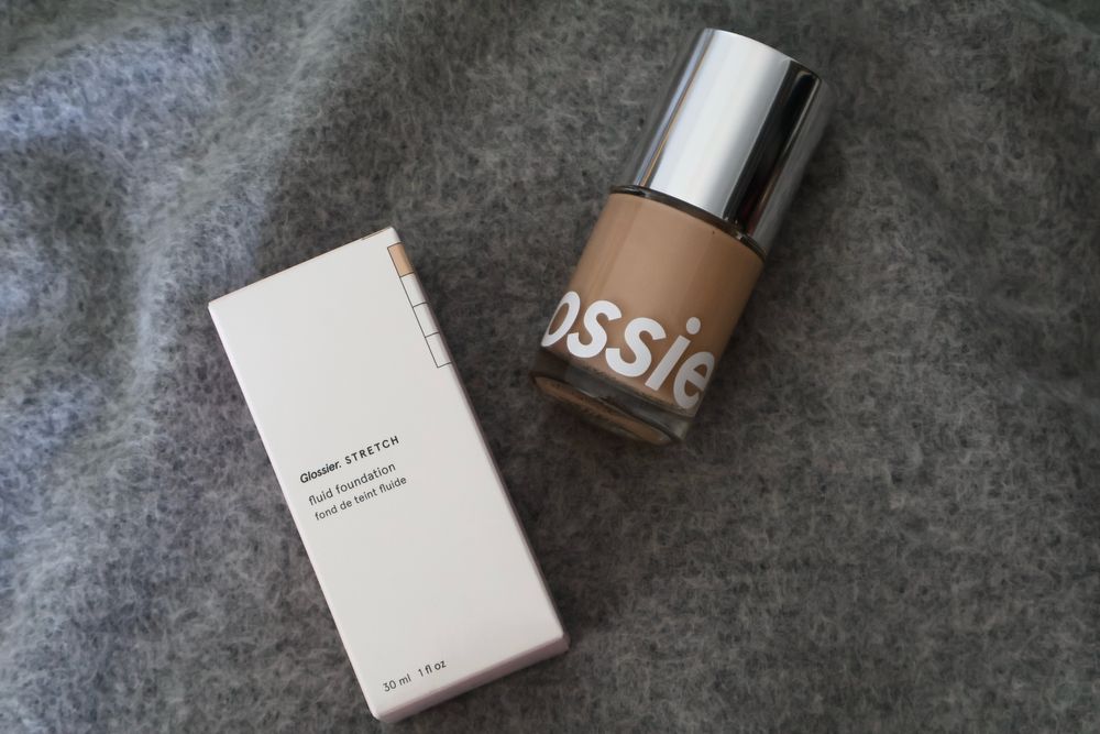 Base Glossier Stretch Foundation Claro-Neutro (NOVO)