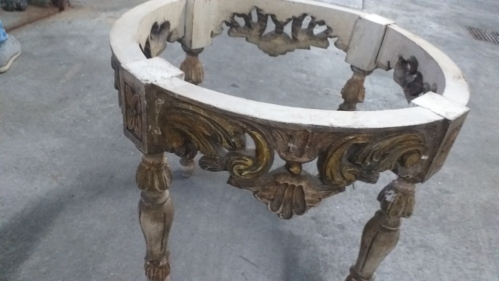Mesa de centro ou de apoio  em Madeira  Trabalhada