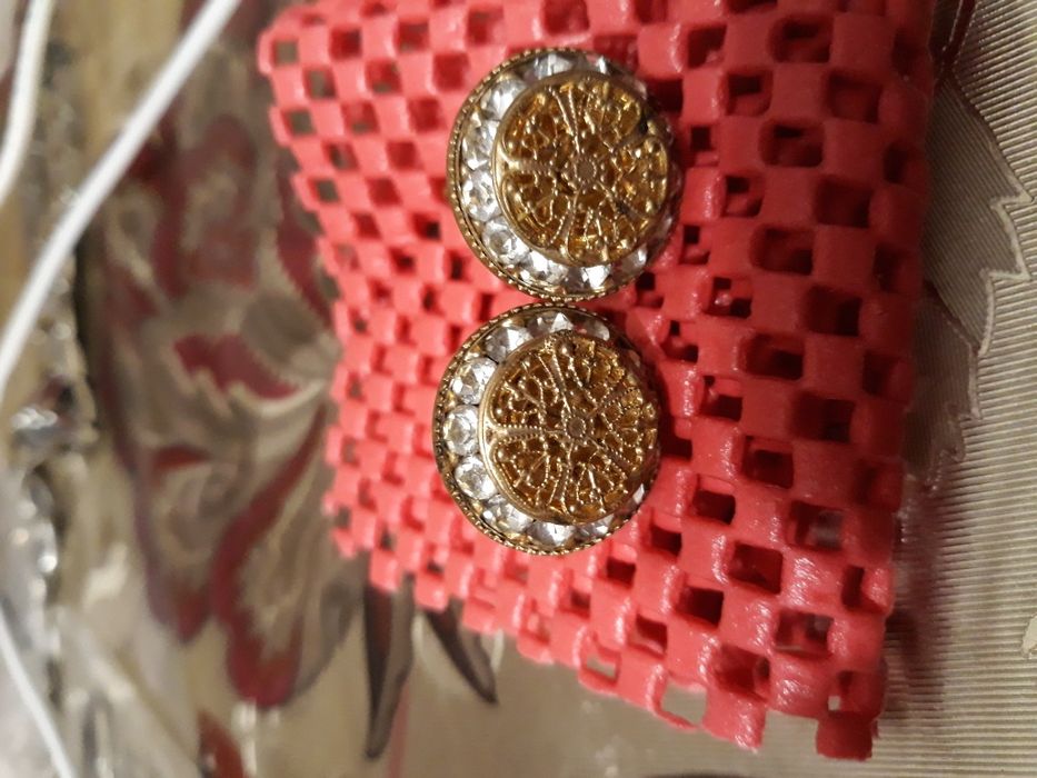 Продам  разные бусы