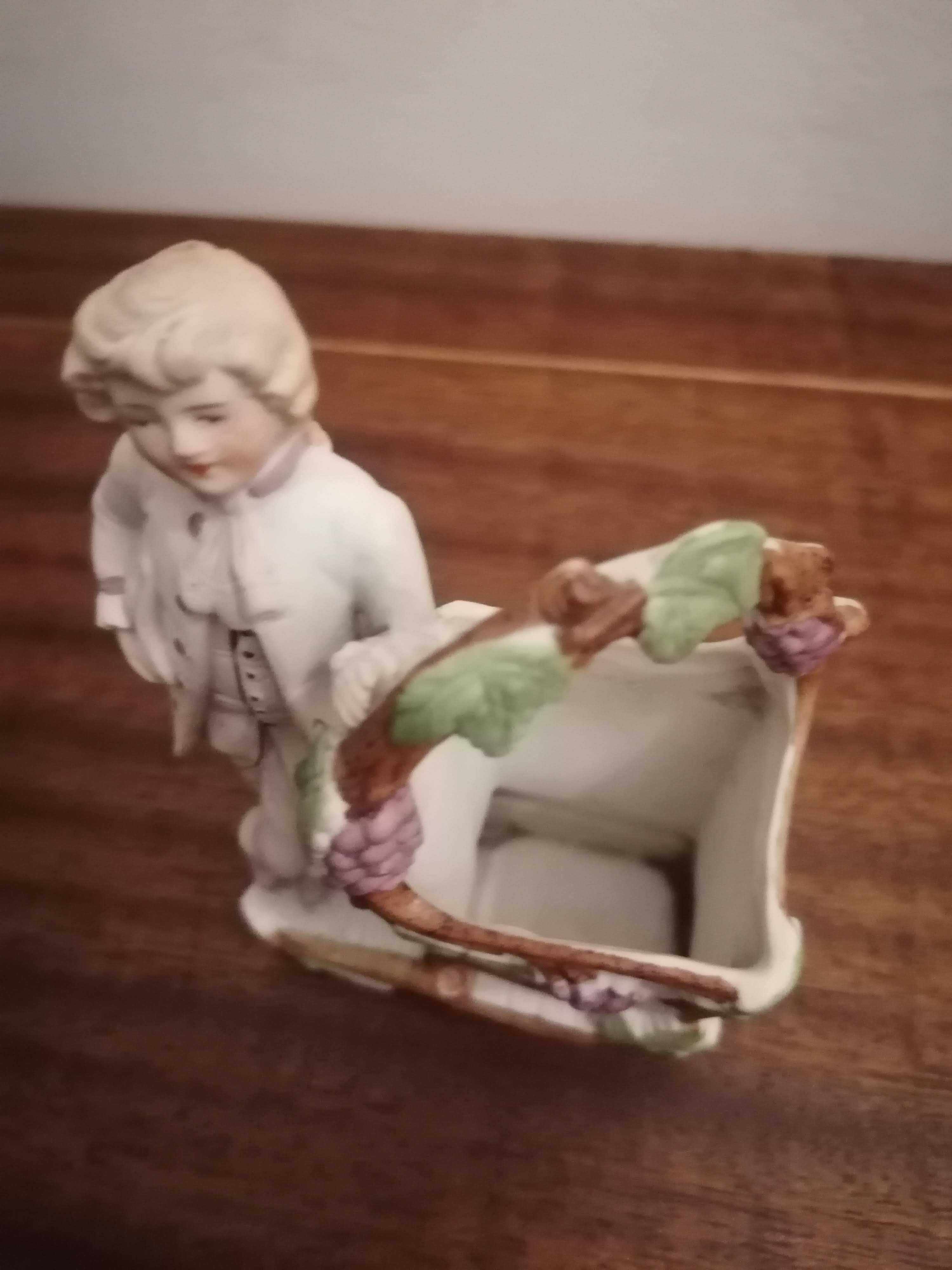 Pajem com cesta floreira Vintage em Biscuit de porcelana