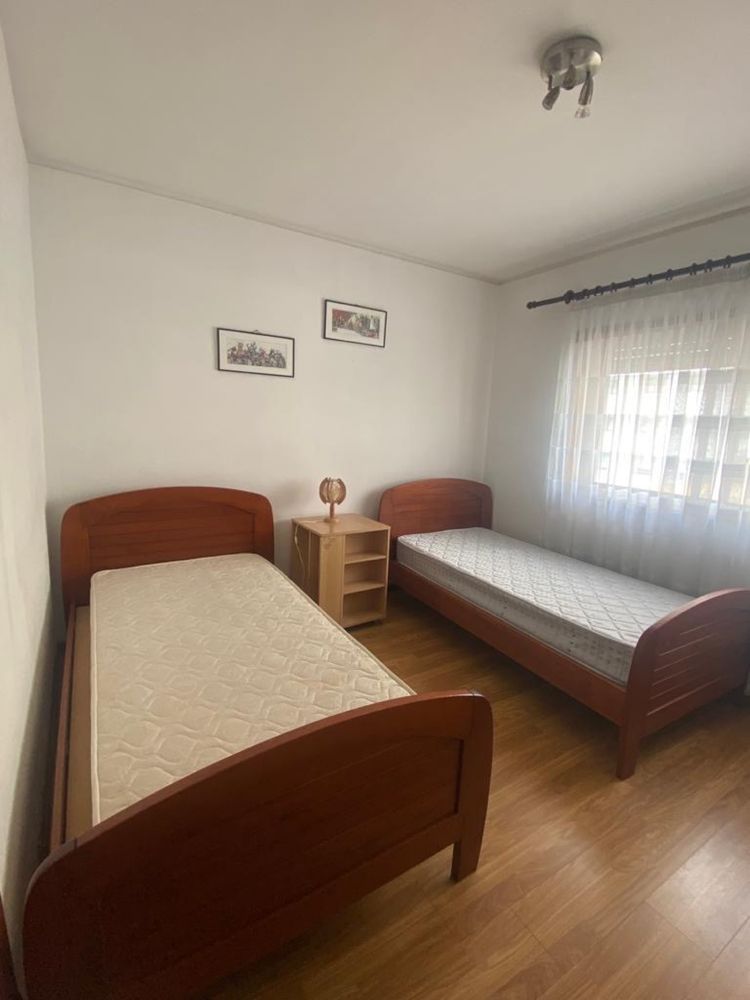 Vendo conjunto de duas camas de Solteiro em Pinho