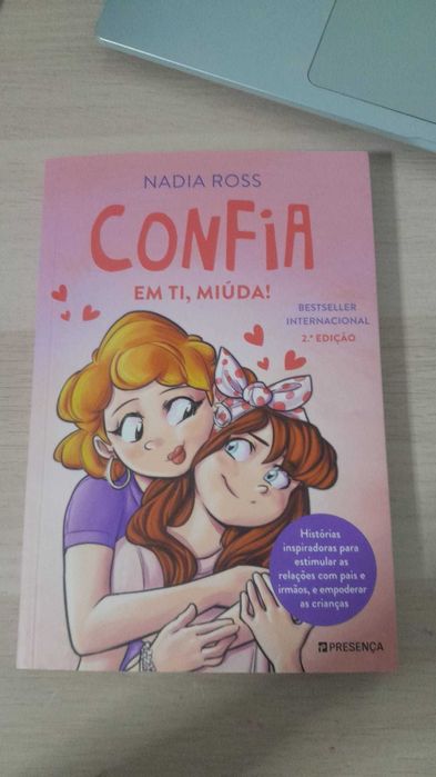 Livro da autoria de Nadia Ross, "Confia em Ti, Miúda!"