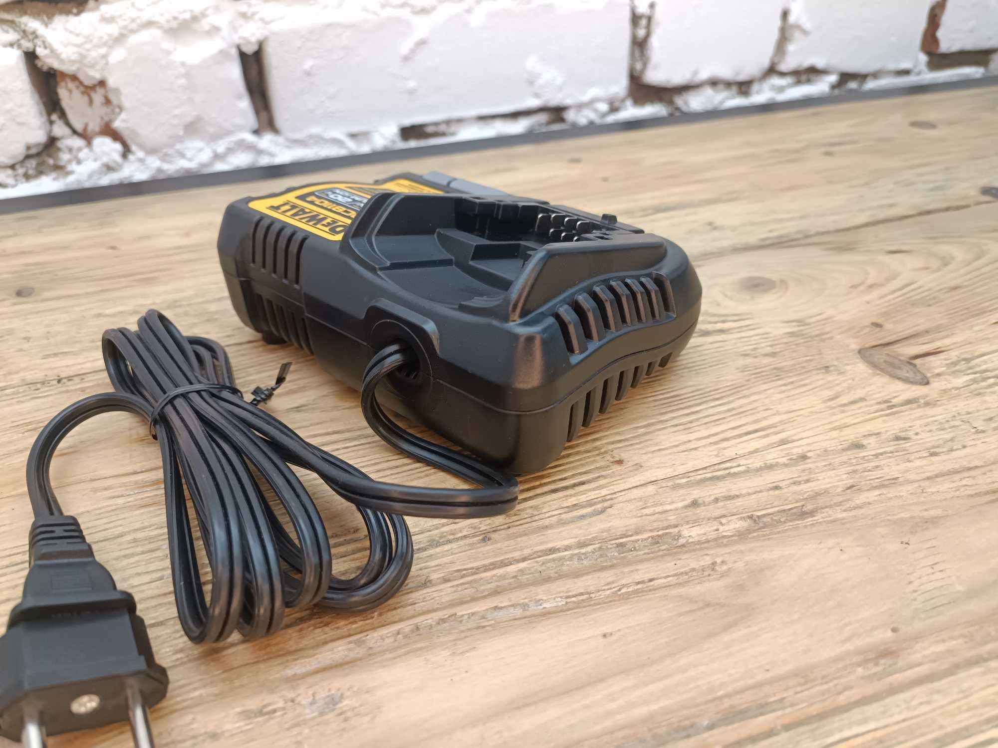 Зарядка DeWalt DCB1104 20V з США Оригінал 220V