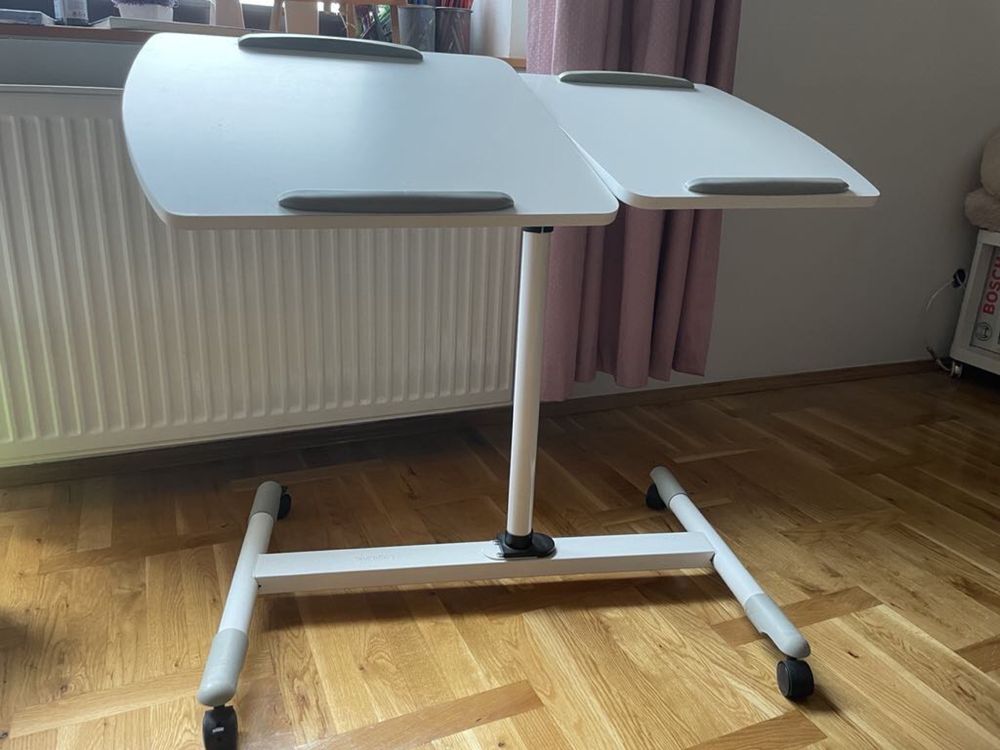 Stojak na monitor na nodze
