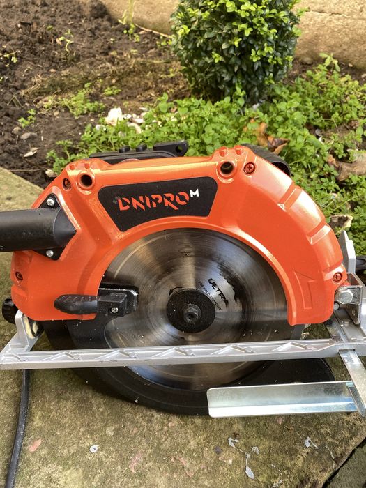 Продам Циркулярну  пилу Dnipro-M CS-235 IN