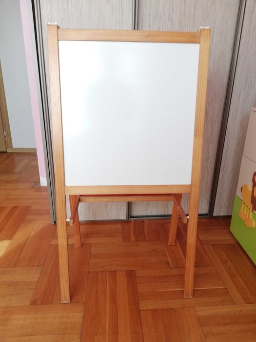 Duża tablica dwustronną plus magnesy na lodówkę.