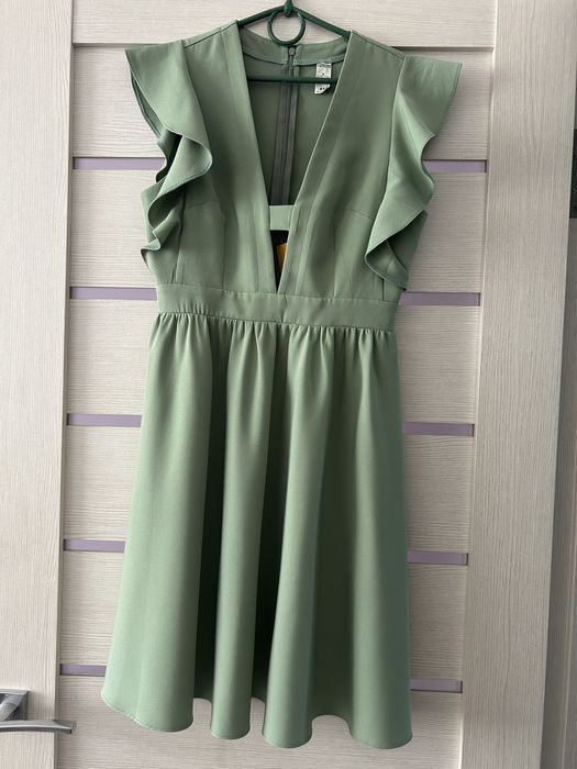 Нова сукня з етикеткою