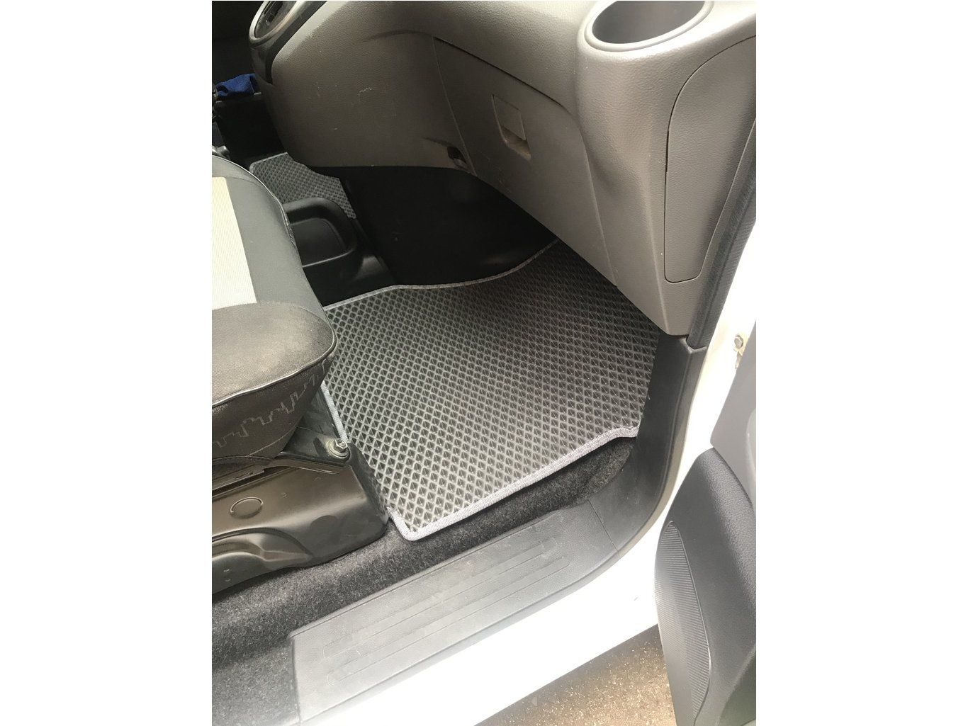 Nissan NV200 Коврики EVA (черные)