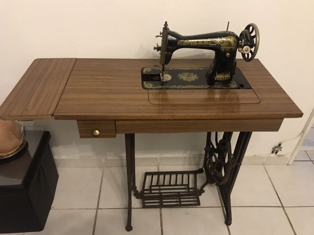 Maquina de costura antiga Singer em muito bom estado.