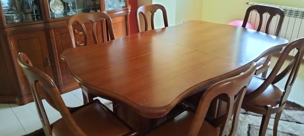 Mesa de sala de estar e aparador