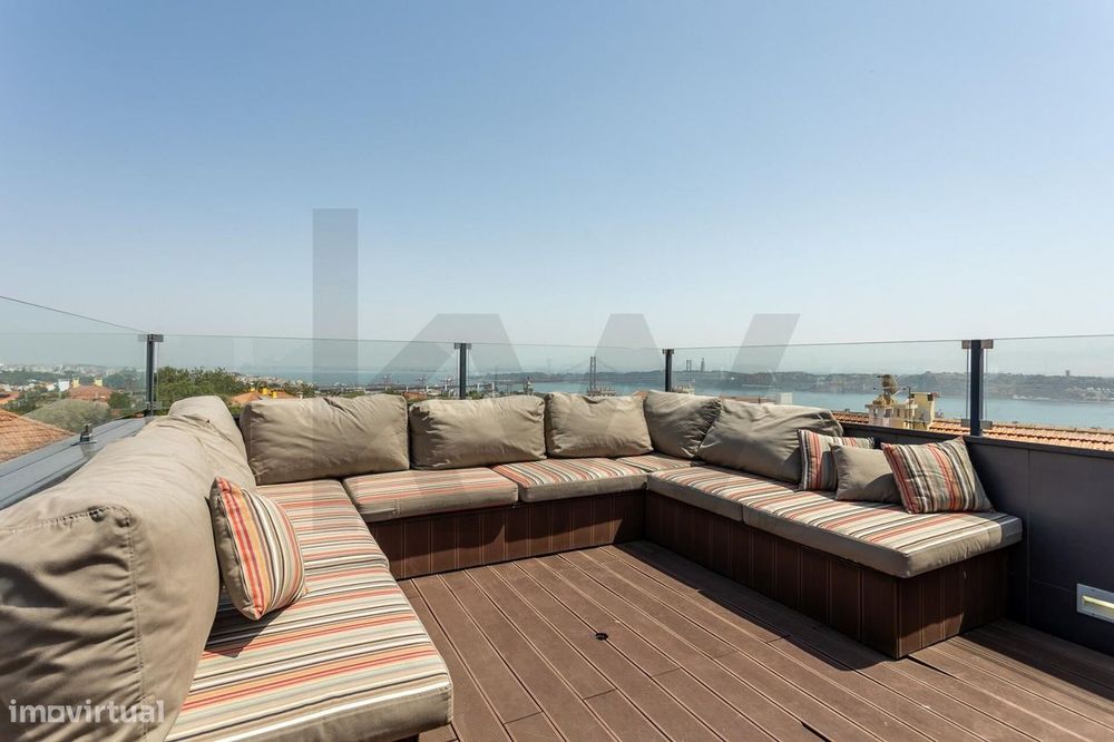 Moradia T4 com Rooftop e Vista Rio | Ajuda