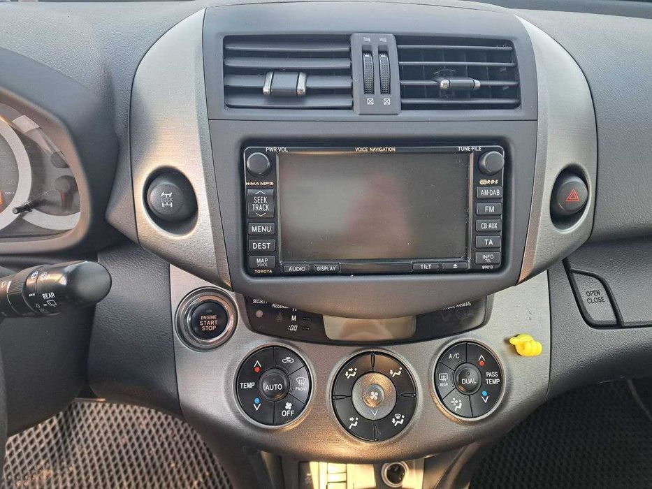 Toyota RAV4 біла