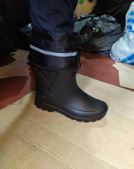Продам зимние литые сапоги со вставкой.320 грн.