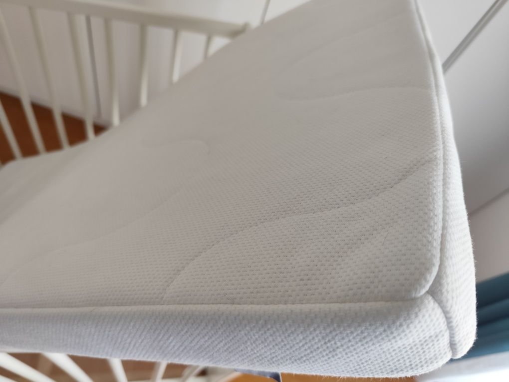 Berço branco com colchao