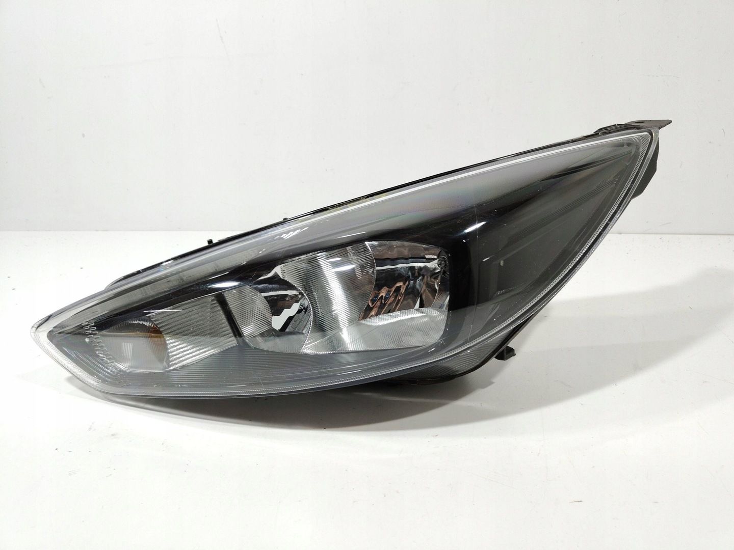 Ford focus mk3 lift 14-18 lampa lewy przod +led ciemna