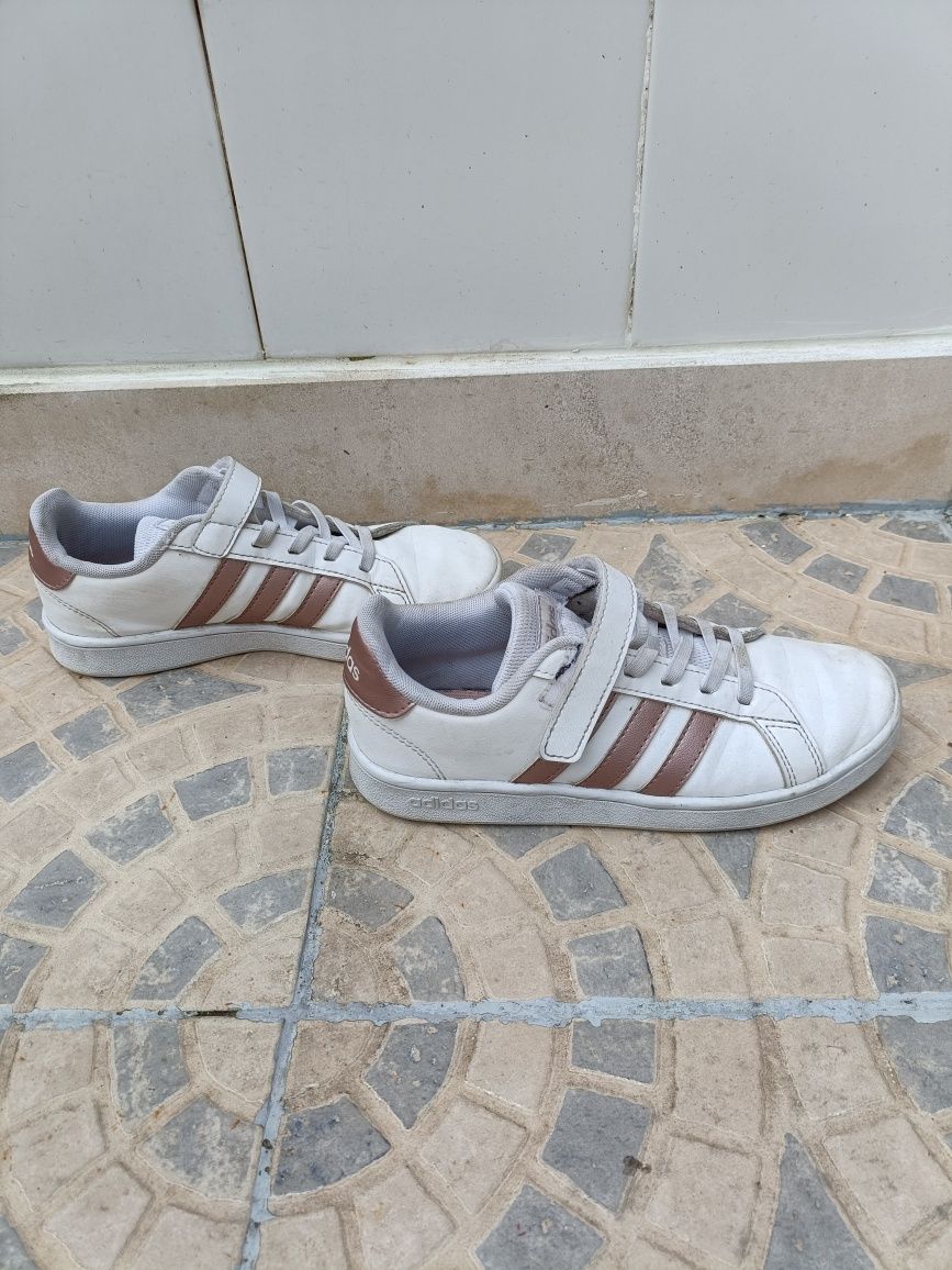 Ténis de menina Adidas brancos n35