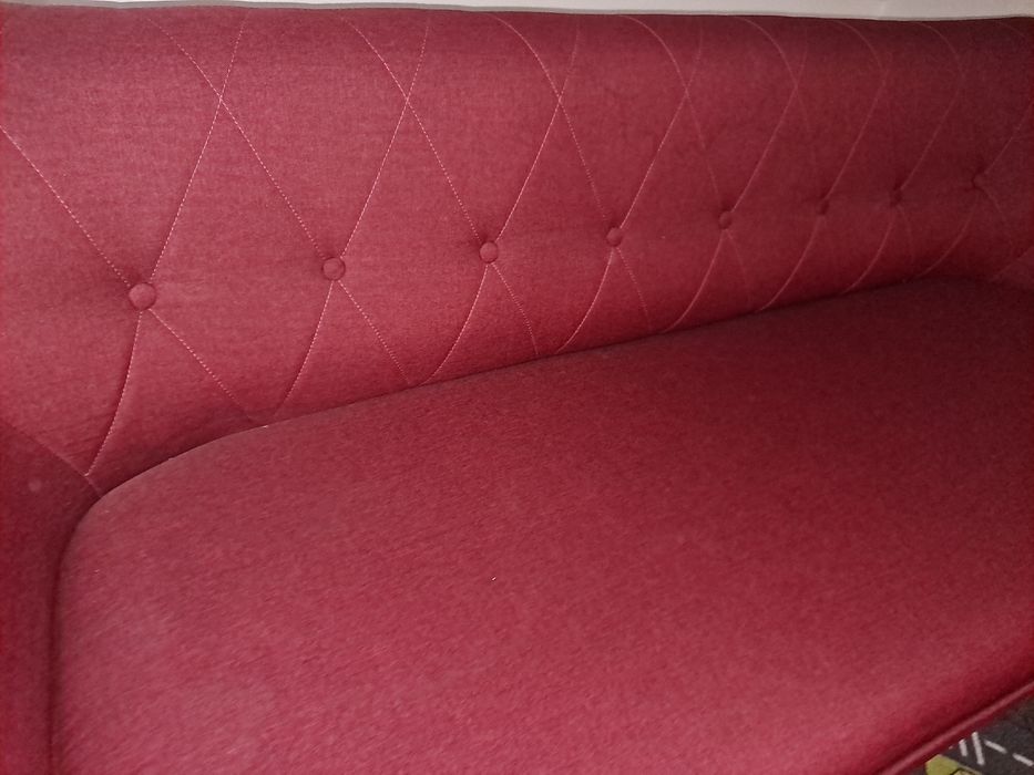 Sofa 3 osobowa styl skandynawski, drewniane nóżki kolor bordowy