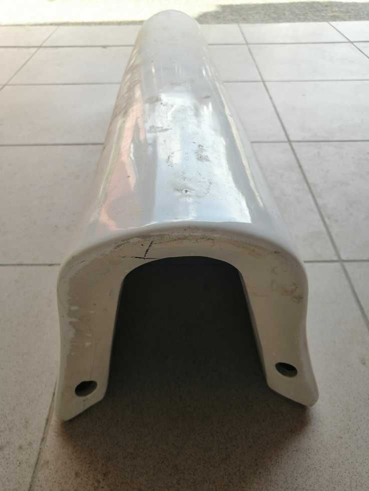 Postument / noga ceramiczna pod umywalkę łazienkową. Długość 70 cm.