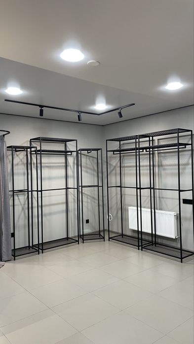 Стелажі стійки для магазину одягу