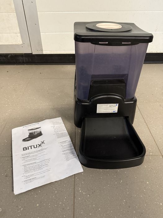 Karmik automatyczny dla kotów