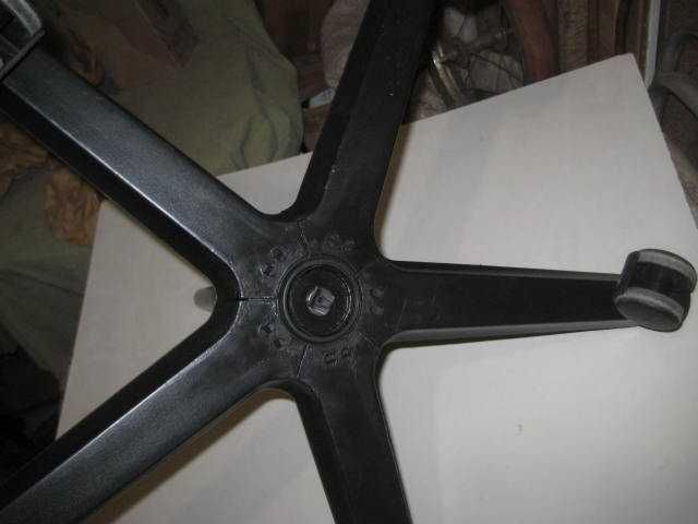 Основа для компьютерного кресла с колесиками и пневмоцилиндром