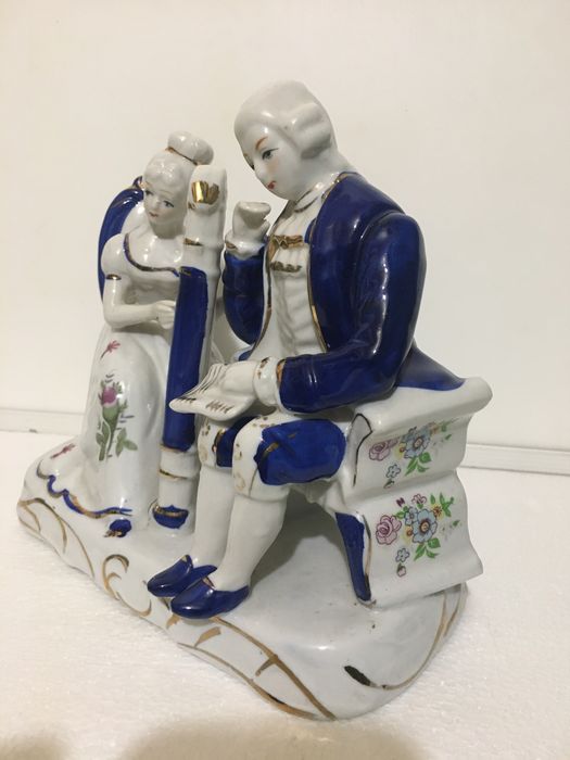 Винтажная фарфоровая статуэтка расписанная вручную