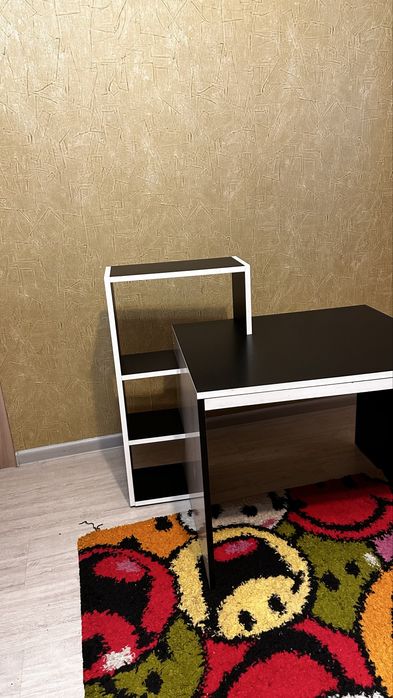 Стіл-парта зі стільцем та полицею