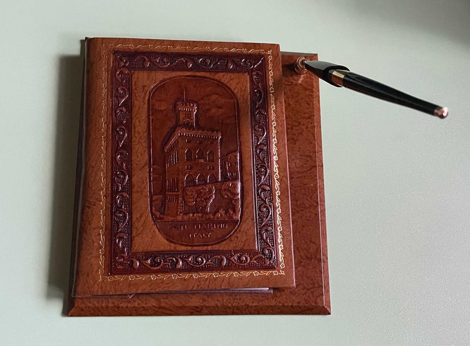 Адресная книга в кожаной обложке