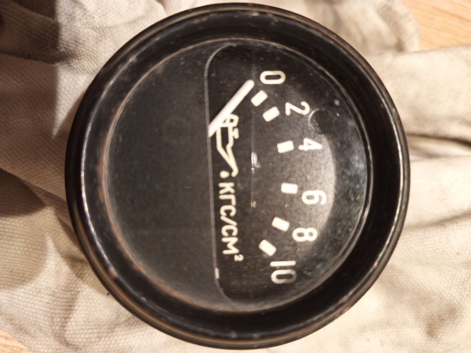 Wskaźnik zegar  ciśnienia oleju UAZ Tatra Lublin Kamaz Kraz Maz ?