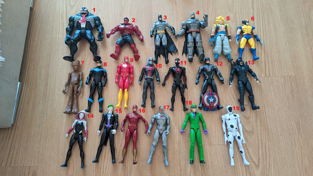 Várias figuras super-heróis MARVEL DC