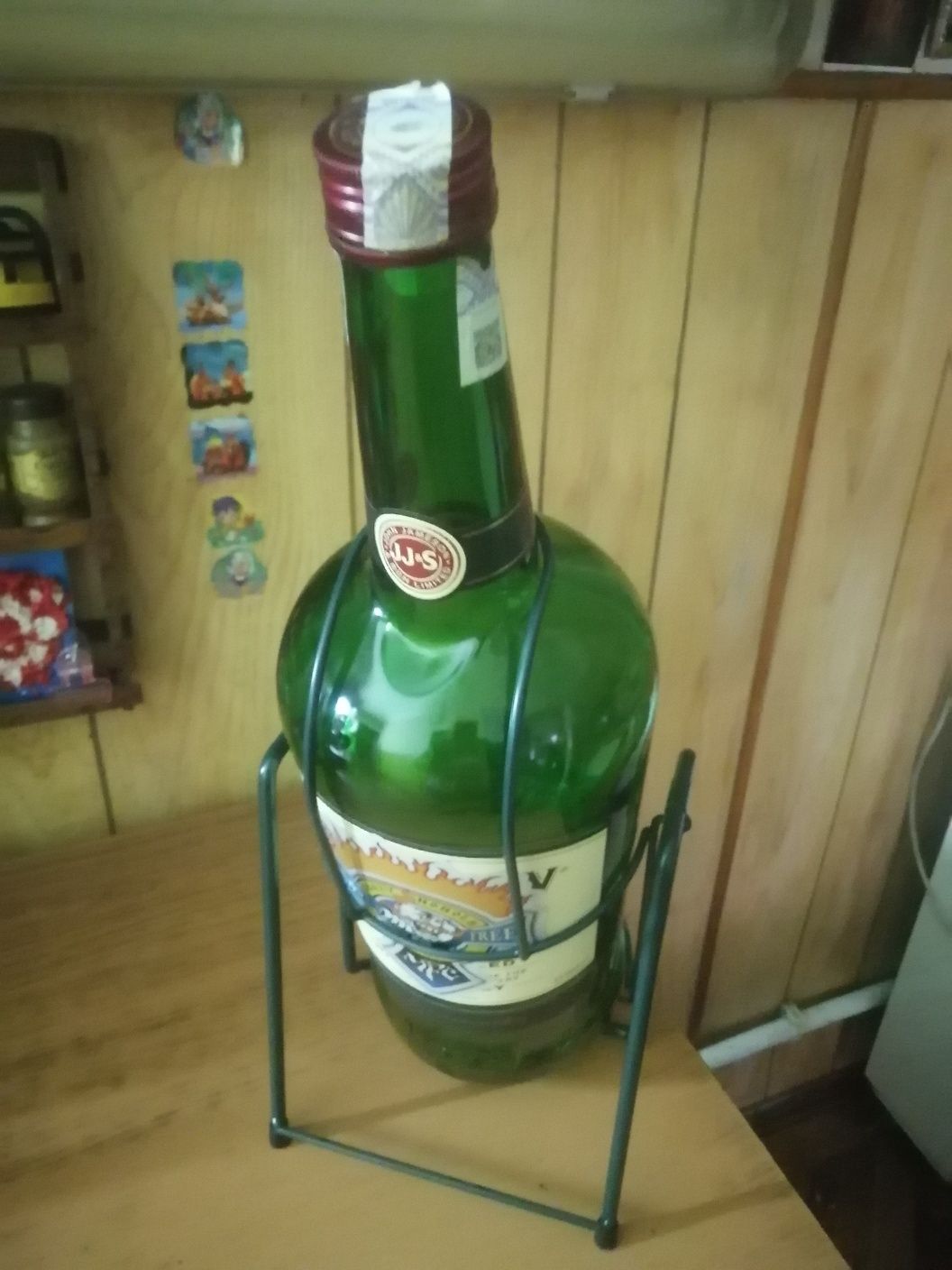 Продам стеклянную бутылку 4.5 литра.