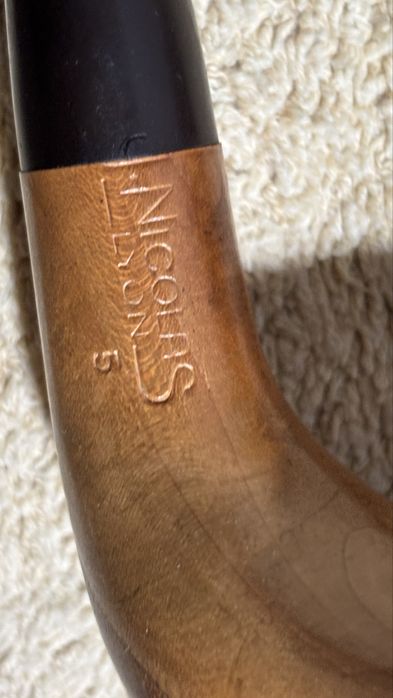 Lindos cachimbos com suporte em madeira