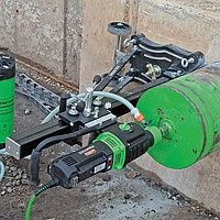 Свердління отворів в бетоні камені цеглі.