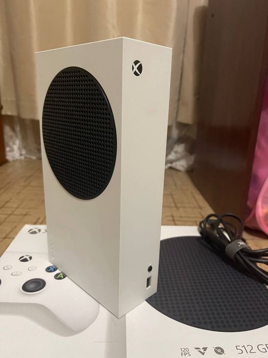 Xbox Series S з чорним геймпадом та гарнітурою