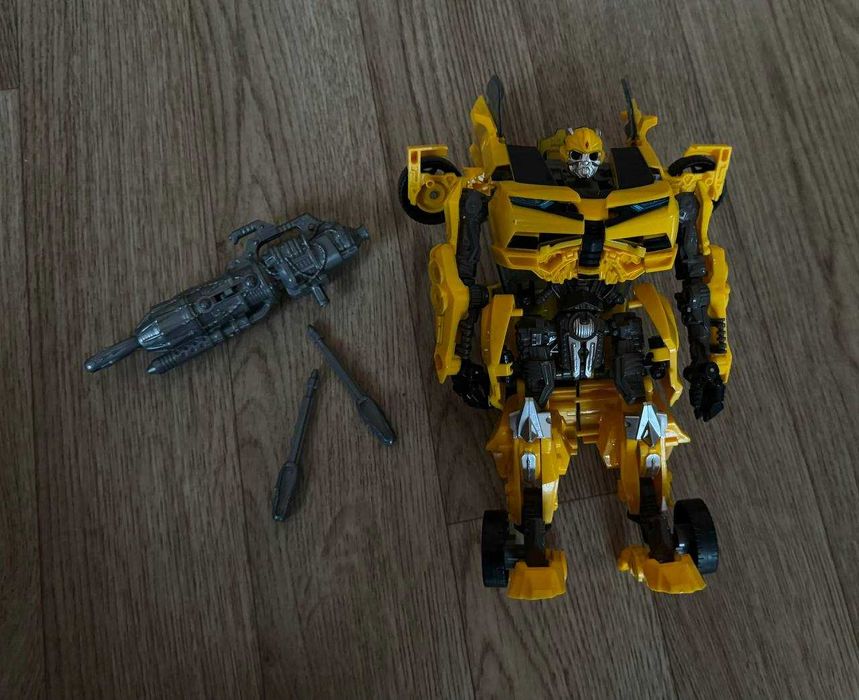 робот, машина трансформер Бамблбі