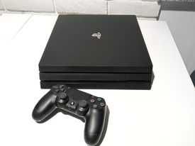 Konsola PS4 Pro 1TB 1 pad + 4 gry.