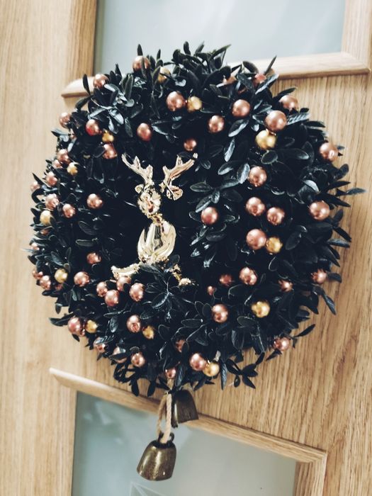 Elegancki wianek na drzwi