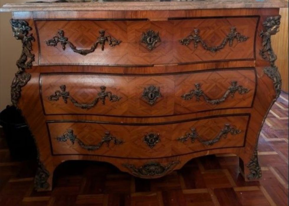 Cómoda ao estilo Luís XV