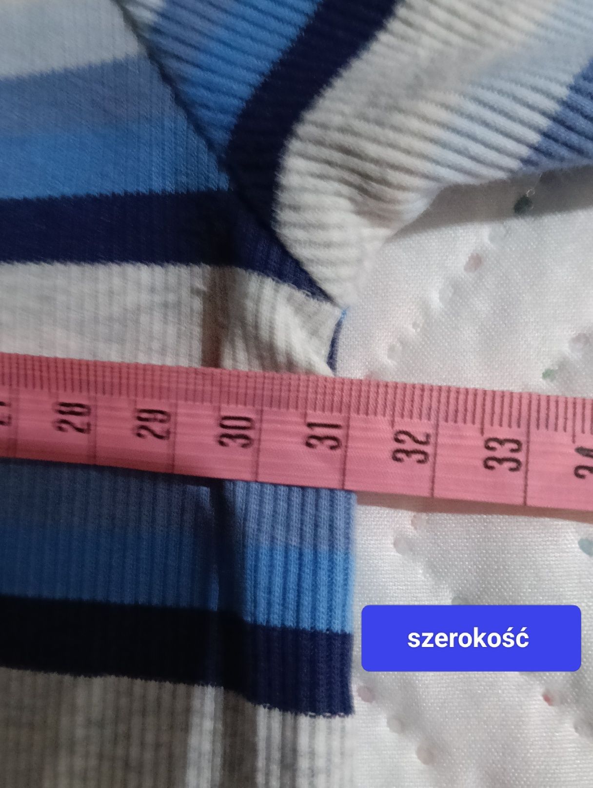 Koszula w paski oraz z zaimkiem
