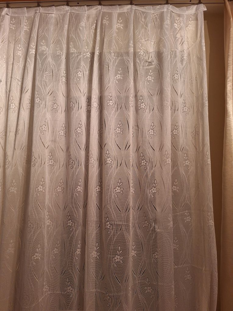 Firanka gęsta o wymiarach wys. 247x 340 cm
