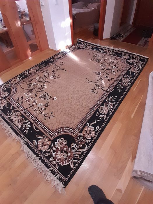Продається килим в доброму стані розмір 2 на 3 метри