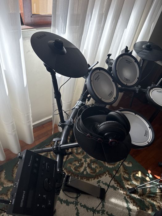 Bateria electrónica Roland TD-07 com pedal e banco