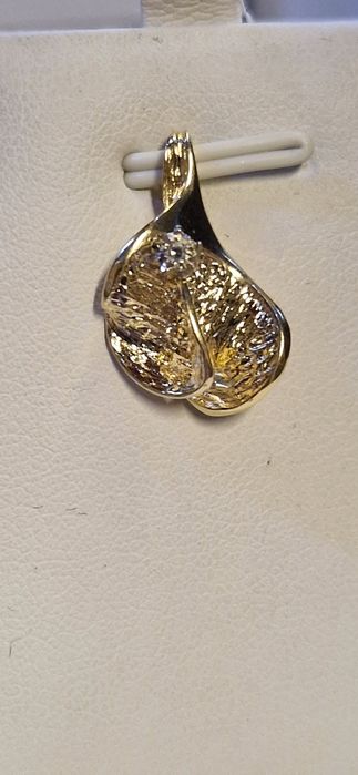 Złoty wisiorek z diamentem próba 585