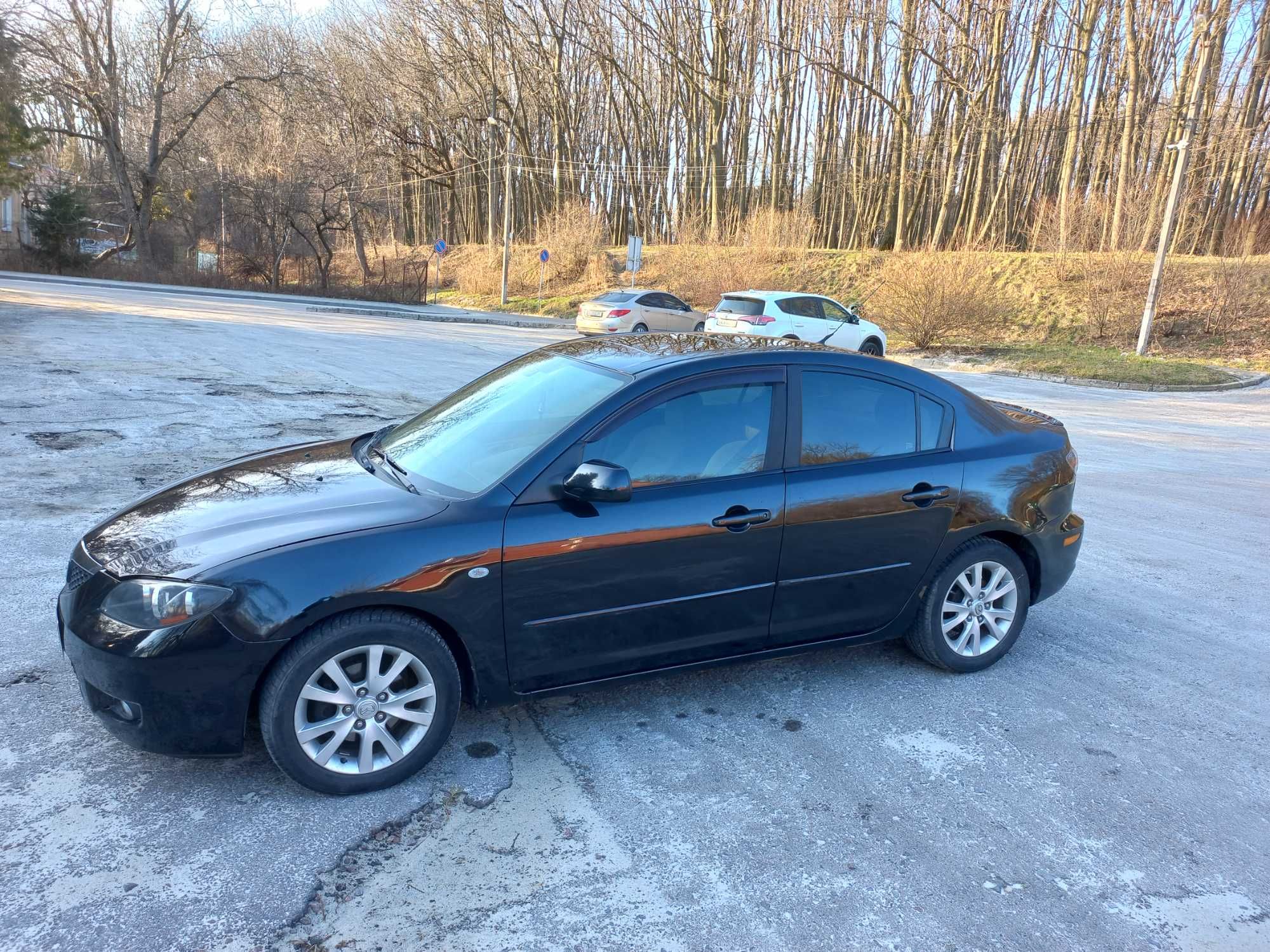 Mazda 3: 1,6 бензин на автоматі, 2007 року, пробіг 194 000 кілометрів.